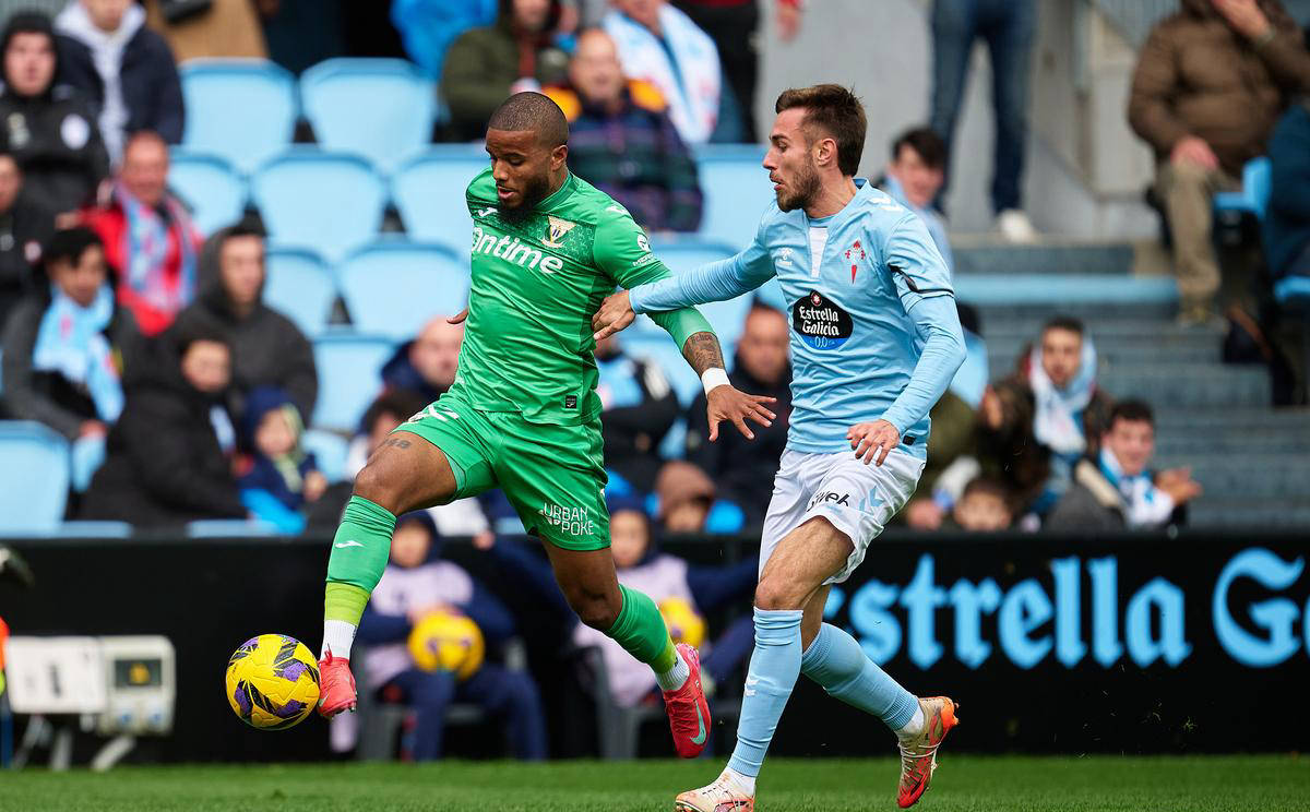 包含不莱梅客场战平霍芬海姆，积分榜位置仍稳定不变的词条