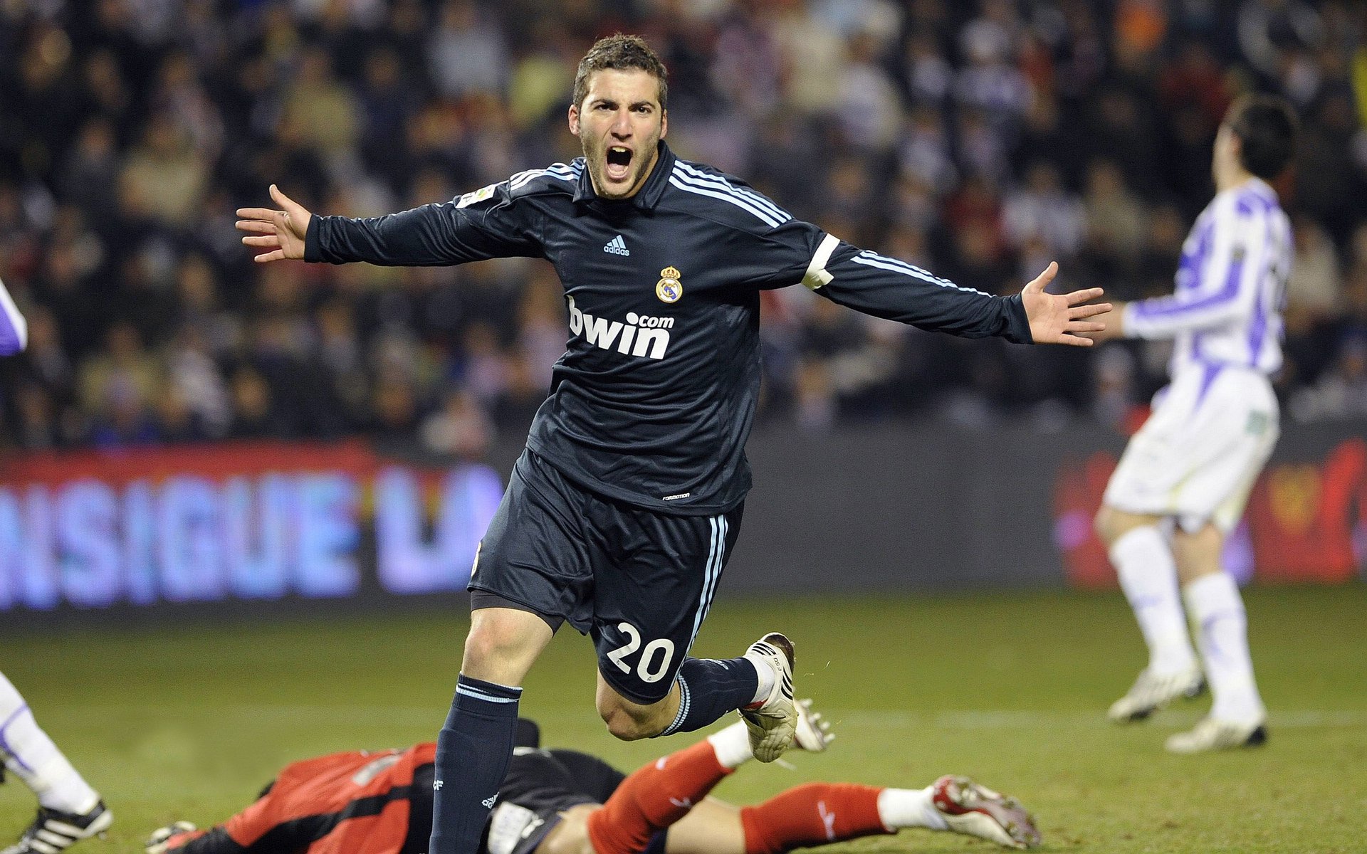 保罗里程碑之夜，快船轻取辽宁队展现跨联赛统治力