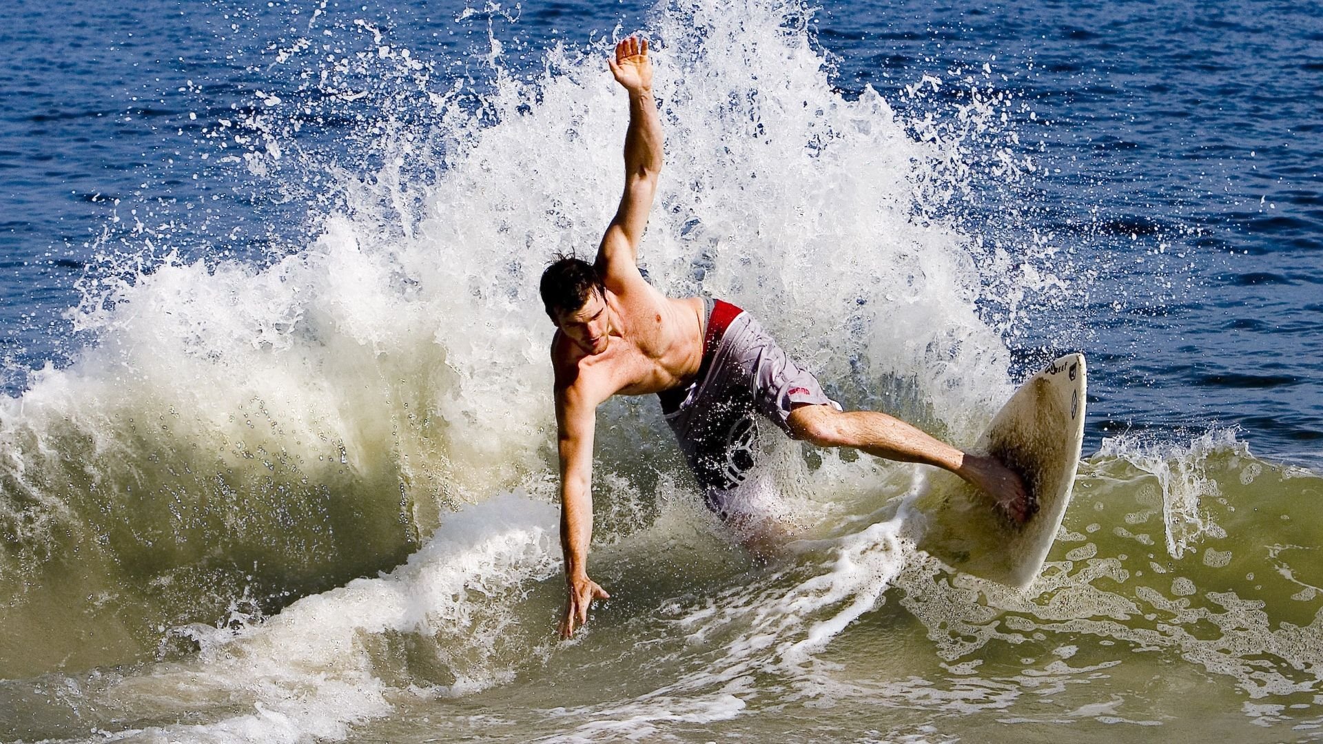 赛道烽烟，红牛车队轻取二队，勒克莱尔刷新单圈纪录